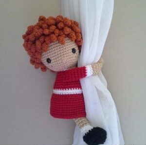 abraça cortina boneca amigurumi