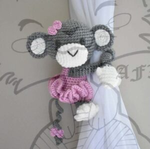 abraça cortina macaquinho amigurumi
